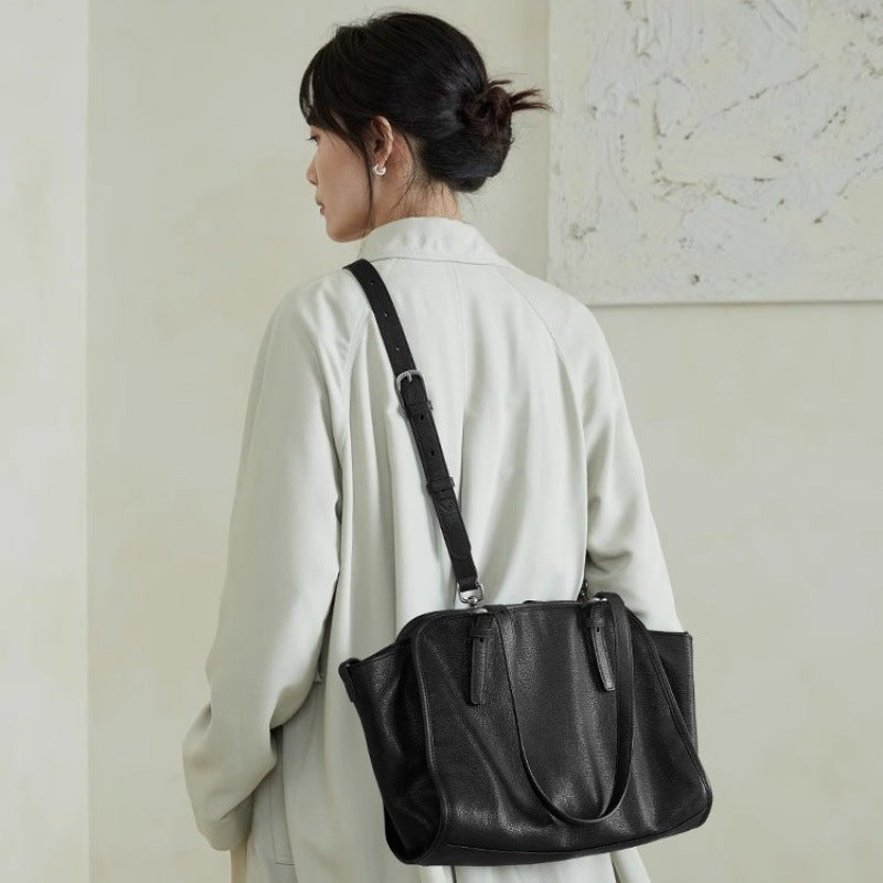 Large capacity armpit bag